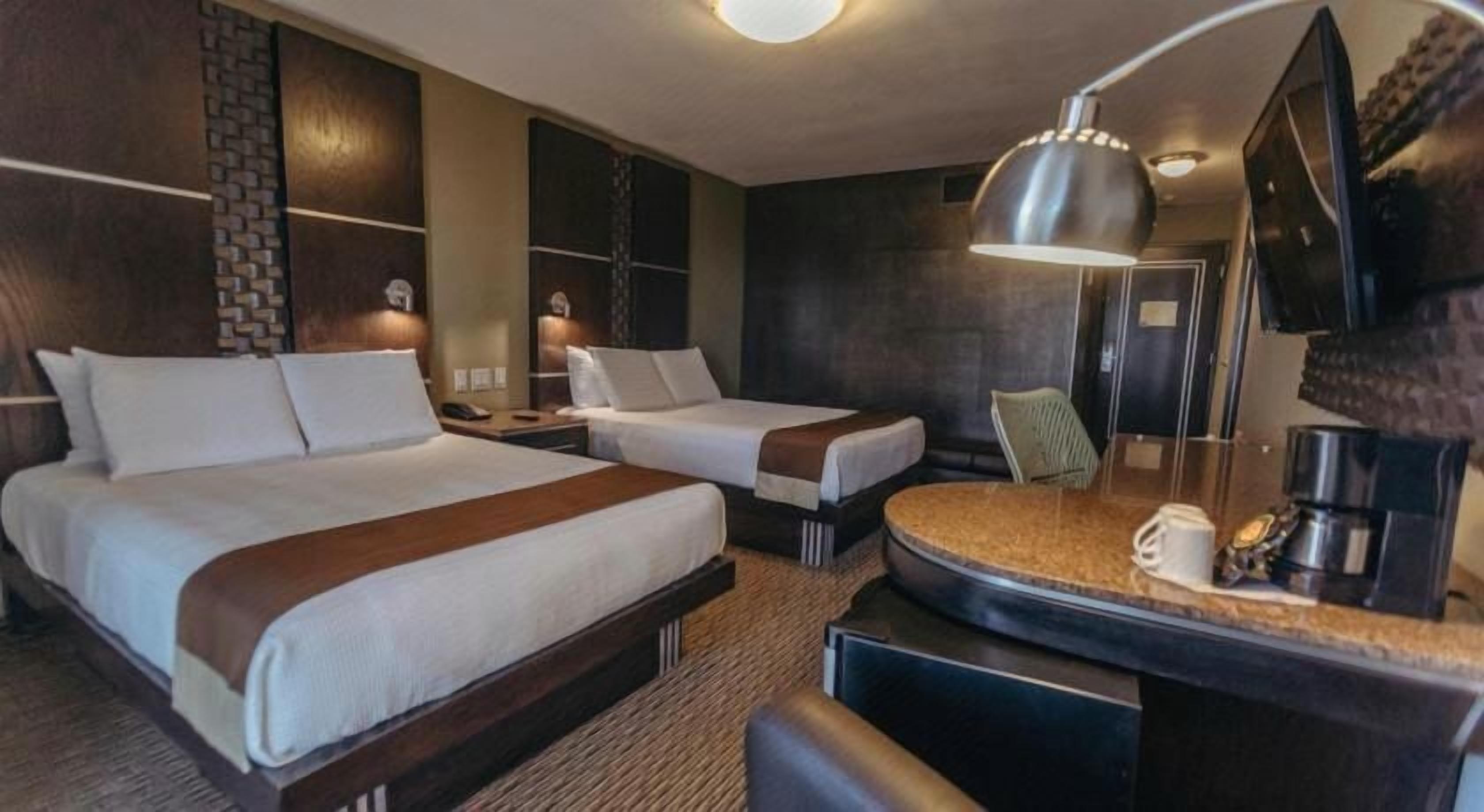 Literie de qualité, lit avec matelas à plateau-coussin, minibar
