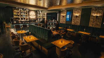 Cocktail bar