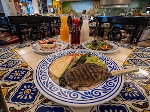 Déjeuner, dîner et souper servis sur place