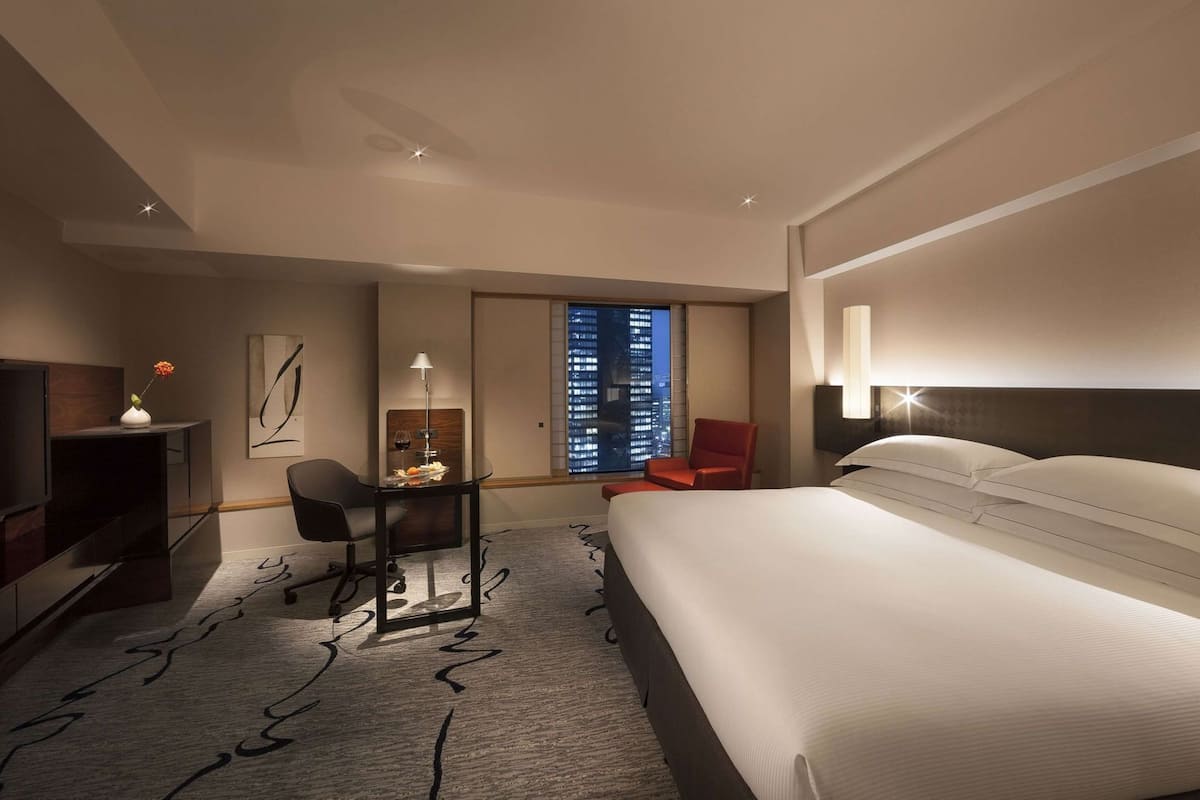 Premium bedding, in-room safe, desk, laptop workspace