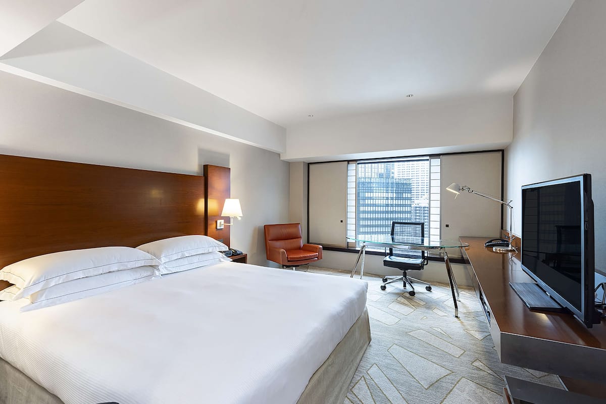 Premium bedding, in-room safe, desk, laptop workspace