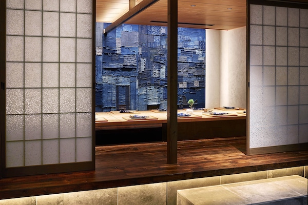 4 か所のレストラン、朝食、ランチ、ディナーに営業 (多国籍料理)