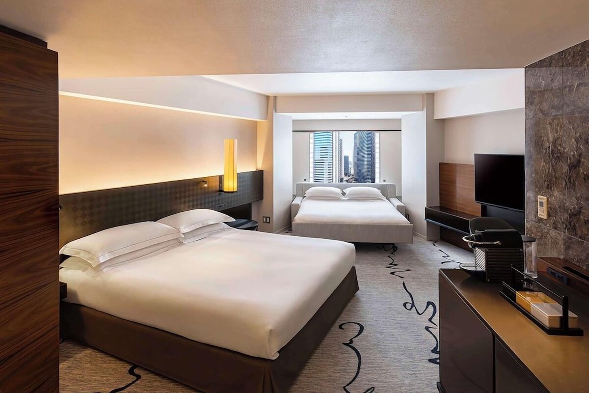 Premium bedding, in-room safe, desk, laptop workspace