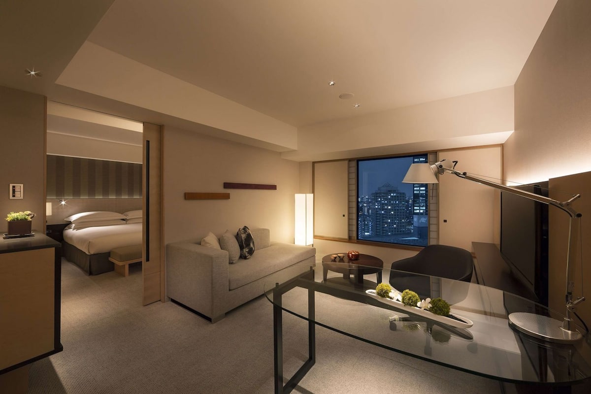 Premium bedding, in-room safe, desk, laptop workspace