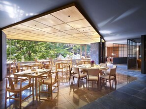 4 restaurants, breakfast, lunch, dinner served; international cuisine 