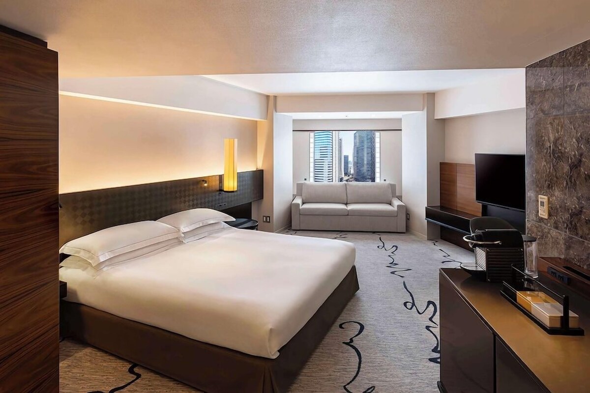 Premium bedding, in-room safe, desk, laptop workspace