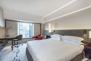 高档床上用品、客房内保险箱、办公桌、笔记本电脑工作区