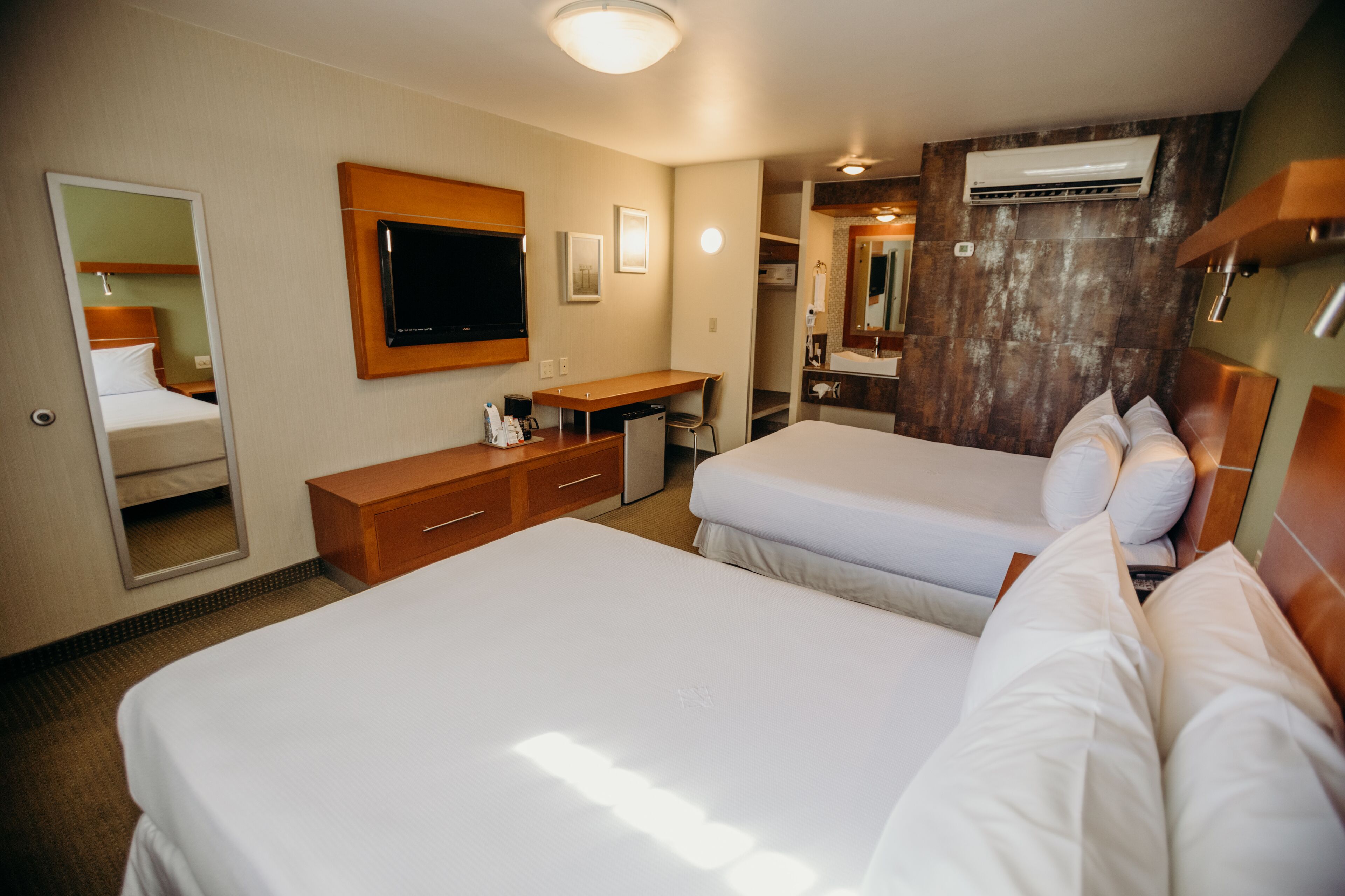 deluxe double room | 1 bedroom, in-room safe, desk, laptop workspace