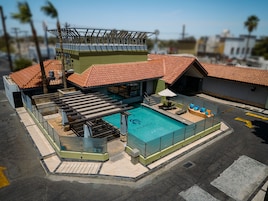 Una piscina al aire libre