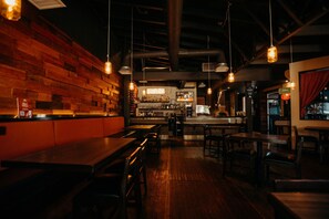 供应早餐、午餐和晚餐，室外就餐