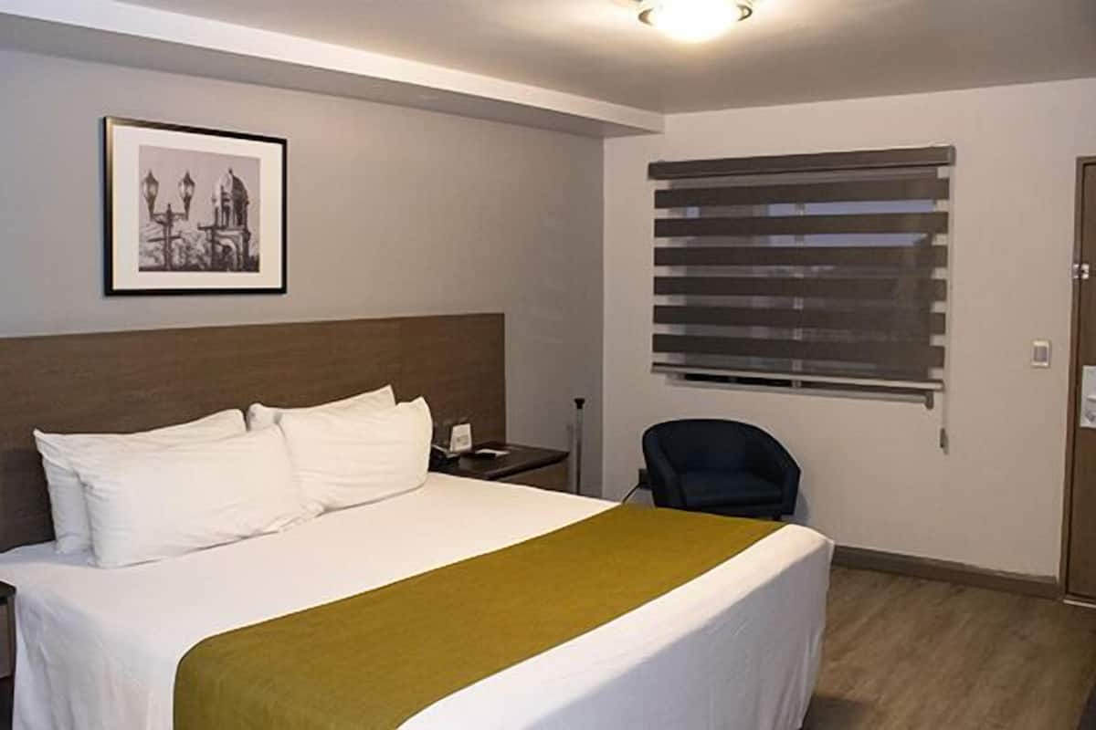 Habitación ejecutiva | Caja de seguridad en la habitación y escritorio