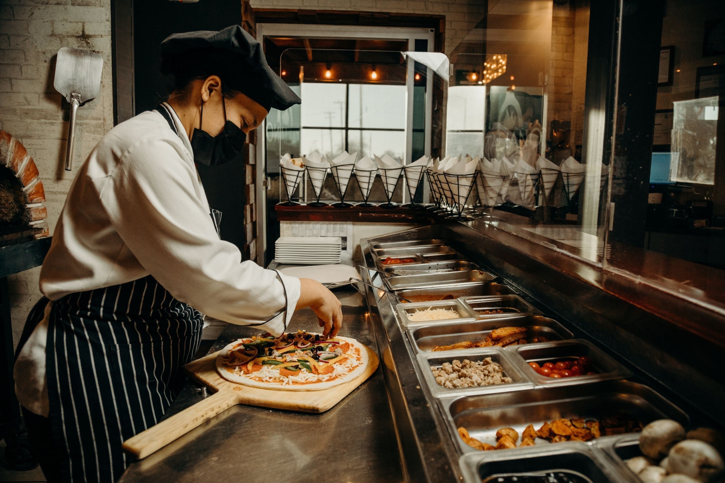 朝食、ラン  チ、ディナーに営業 (屋外席)