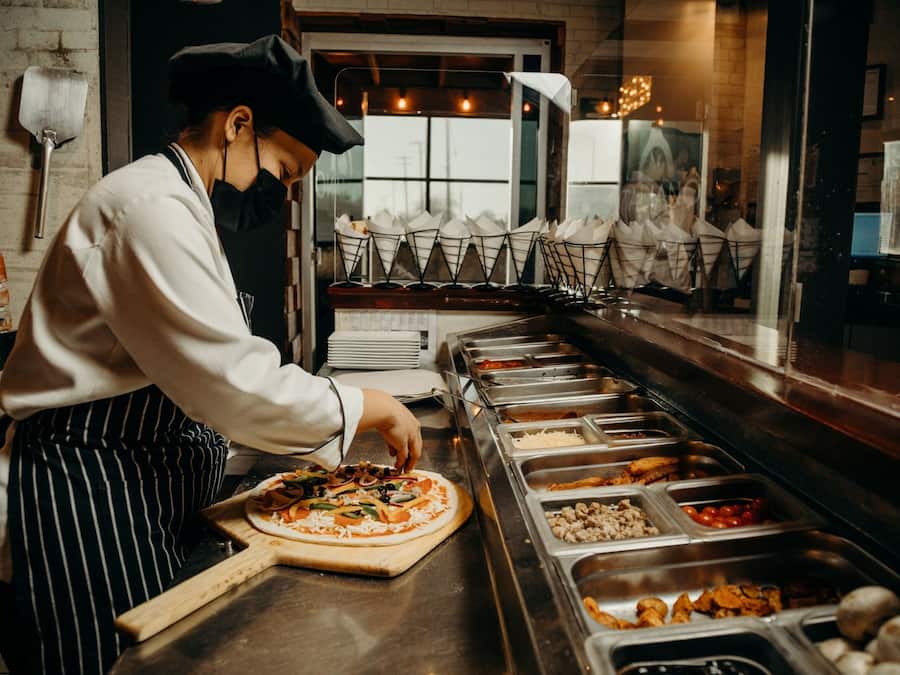 Petit déjeuner et déjeuner servis sur place, restauration en plein air