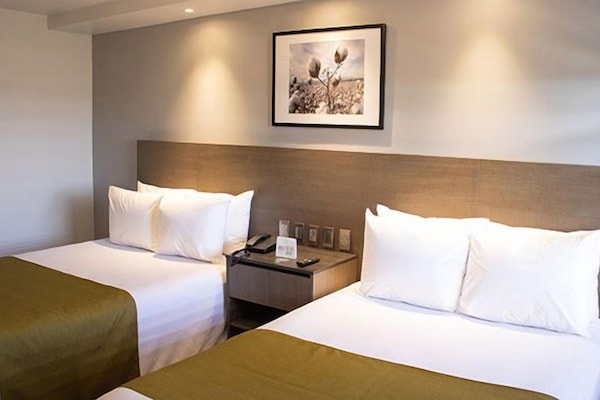 Executive tweepersoonskamer | Een kluis op de kamer, een bureau, een laptopwerkplek