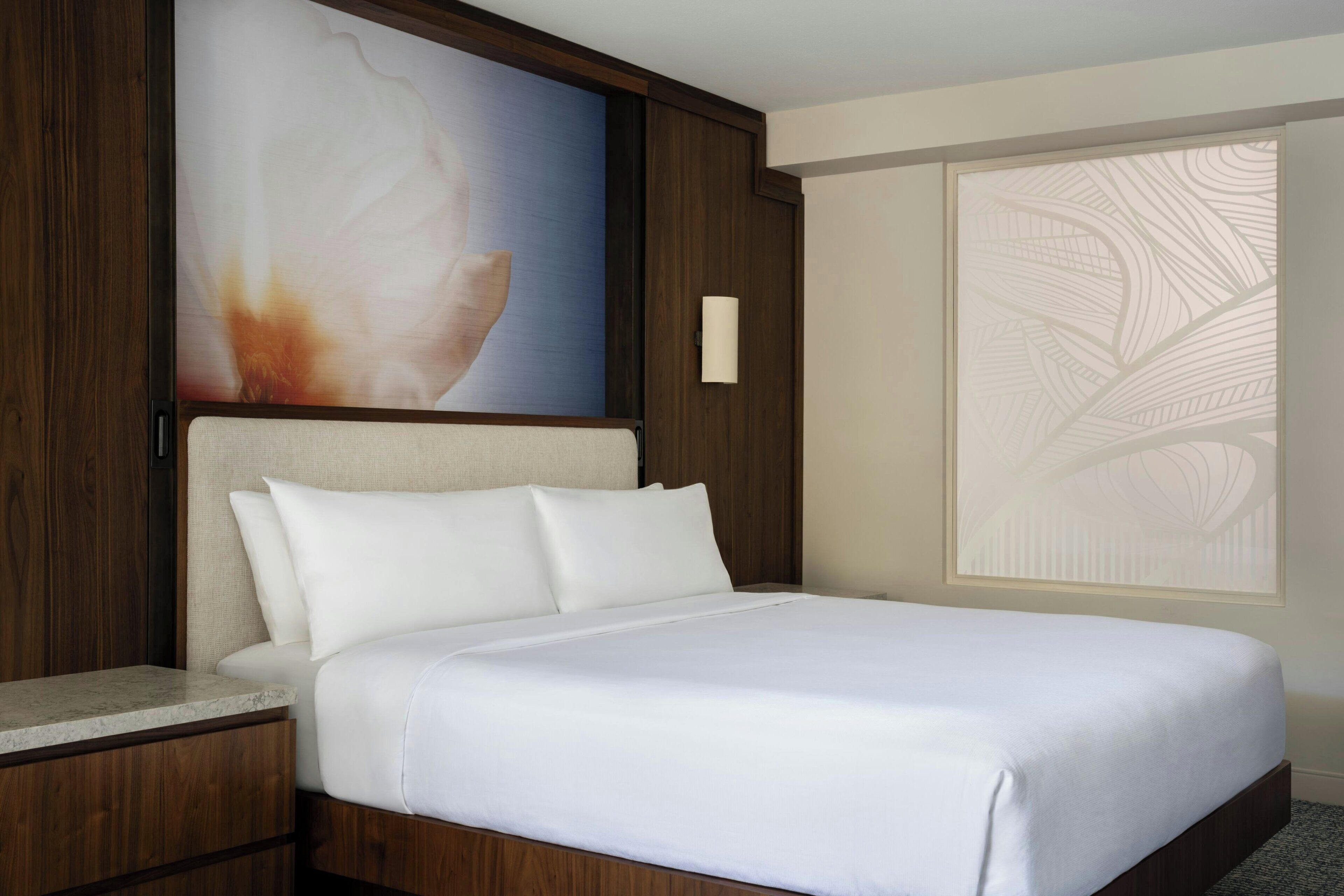 Ropa de cama de alta calidad y caja de seguridad en la habitación 