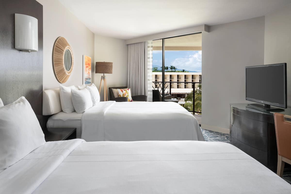 Habitación, 2 camas dobles, balcón, vistas a la piscina | 1 dormitorio, ropa de cama de alta calidad, caja fuerte y escritorio