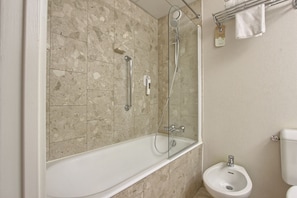 Banheira, produtos de toalete biodegradáveis, secador de cabelo, bidê