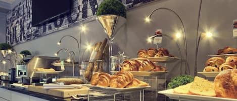 Se sirven desayunos, comidas, cenas y cocina internacional