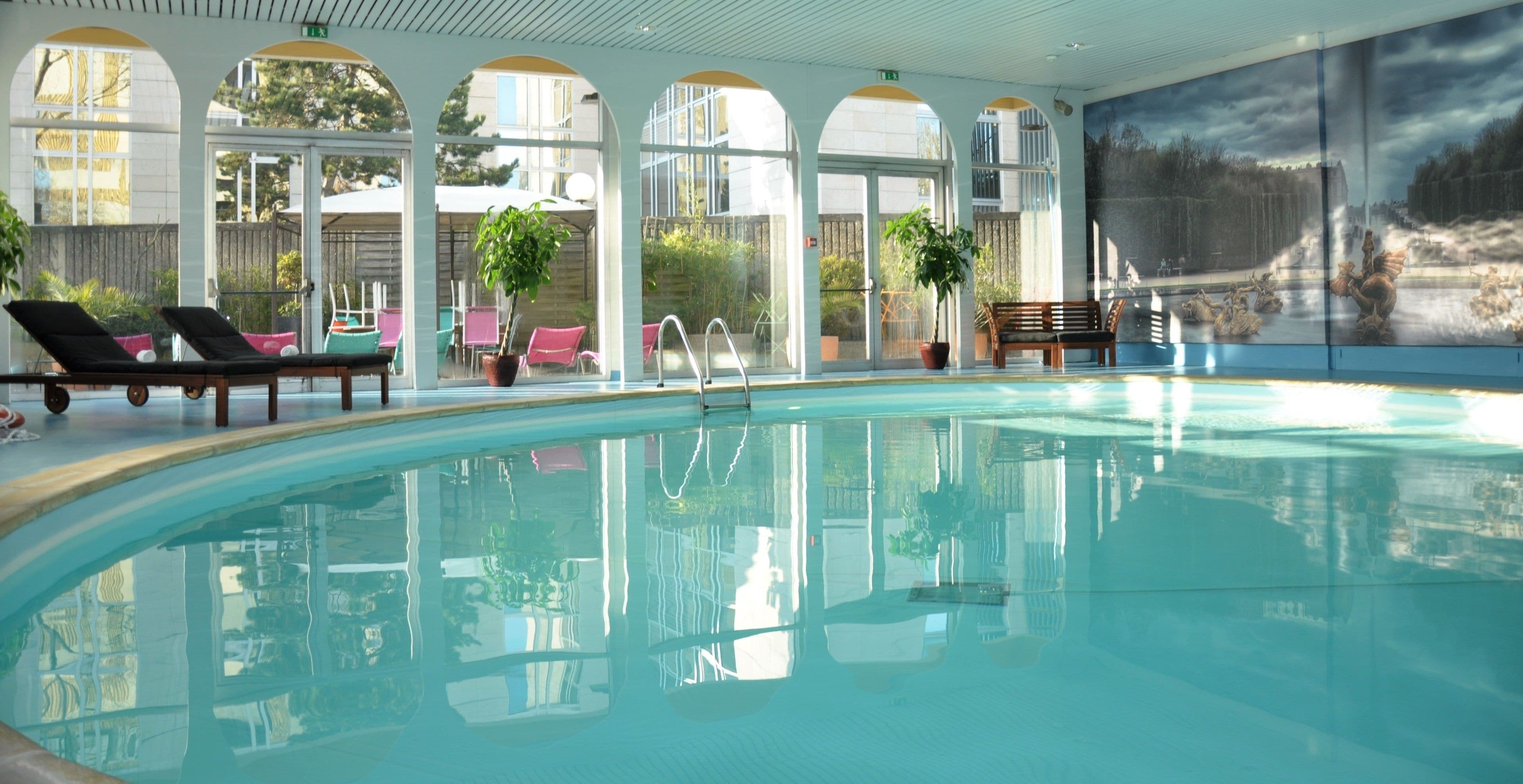 Indoor pool, sun loungers