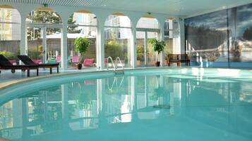 Kolam renang indoor, dengan kursi berjemur