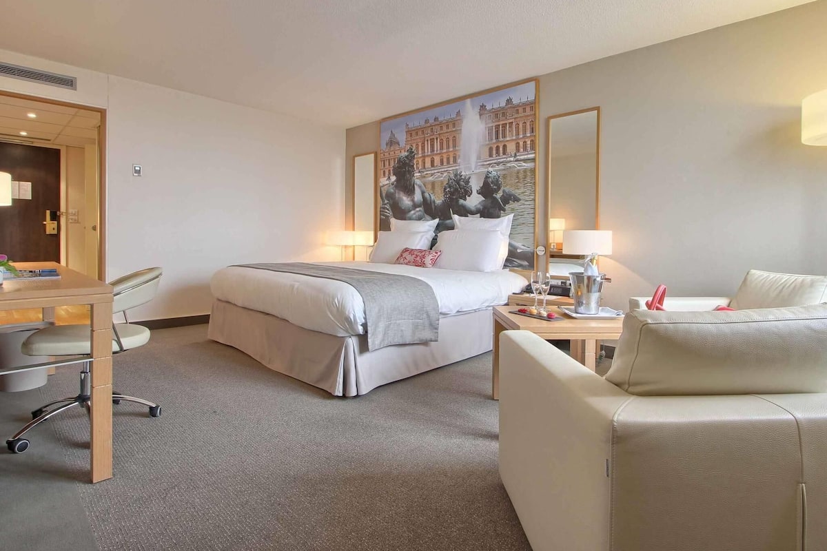 Privilege, Room, 1 Double Bed | Premium bedding, in-room safe, desk, blackout drapes