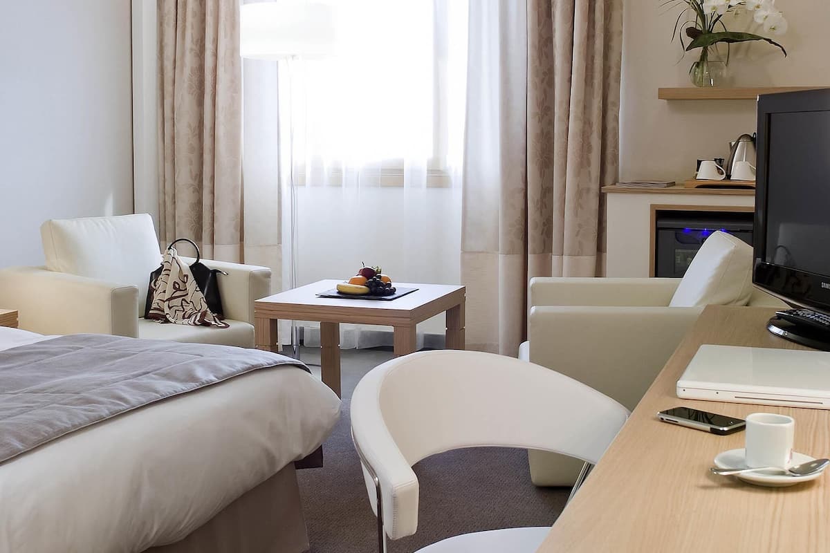 Superior Room, 1 Double Bed | Premium bedding, in-room safe, desk, blackout drapes