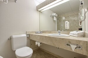 Baignoire, articles de toilette écologiques, sèche-cheveux, bidet