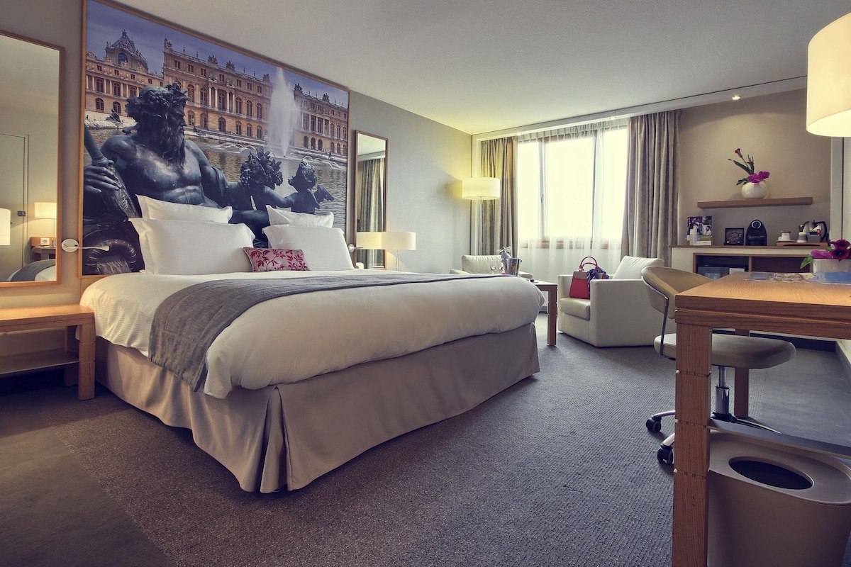Premium bedding, in-room safe, desk, blackout drapes