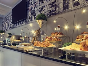 Breakfast, lunch and dinner served  - Mercure Paris Velizy (Velizy-Villacoublay)