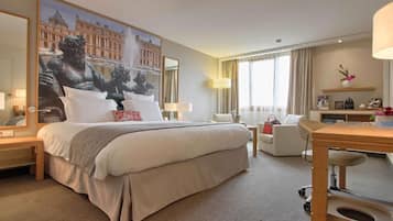 Ylelliset vuodevaatteet, tallelokero huoneessa, työpöytä, pimennysverhot