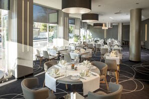 Petit déjeuner et dîner servis sur place, restauration en plein air 