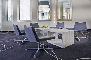 Coin salon dans le hall