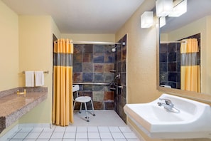 Habitación, 1 cama King size, con acceso para personas discapacitadas (Mobility,Roll-In Shower) | Baño para personas con discapacidad
