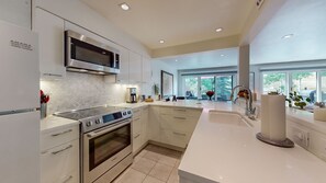 Platinum Room, 3 Bedrooms | Cucina privata | Frigorifero, microonde, forno, piano cottura