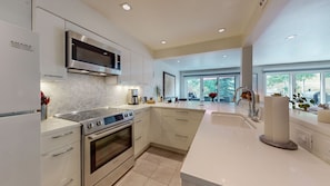 Platinum Room, 3 Bedrooms | Cuisine privée | Réfrigérateur, four à micro-ondes, surface de cuisson, lave-vaisselle