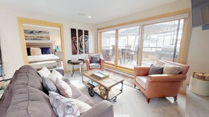 Room, 1 Bedroom (Diamond) | Living area