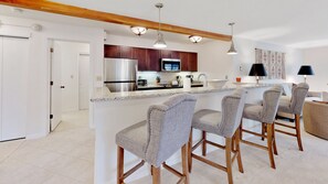 Platinum Room, 2 Bedrooms (Plus Den) | Cucina privata | Frigorifero, microonde, forno, piano cottura