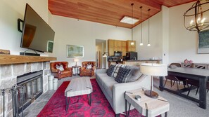 Platinum Room, 2 Bedrooms | Living area