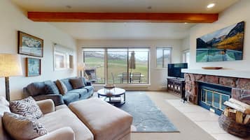 Platinum Room, 3 Bedrooms | Living area | TV