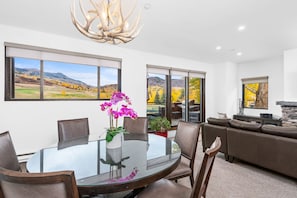 Condo, 2 Bedrooms (Villas 1624) | In-room dining