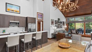 Condo, 3 Bedrooms (Villas 1436) | In-room dining
