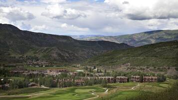Escape to a serene mountain retreat with a well-maintained golf course and a variety of accommodations.