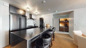 Platinum Room, 1 Bedroom | Private kitchen | Fridge, microwave, oven, coffee/tea maker