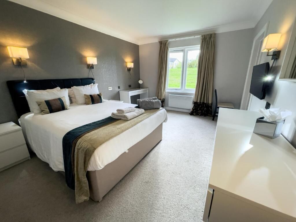 Premium bedding, in-room safe, desk, laptop workspace