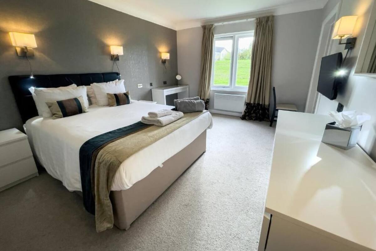 Premium bedding, in-room safe, desk, laptop workspace