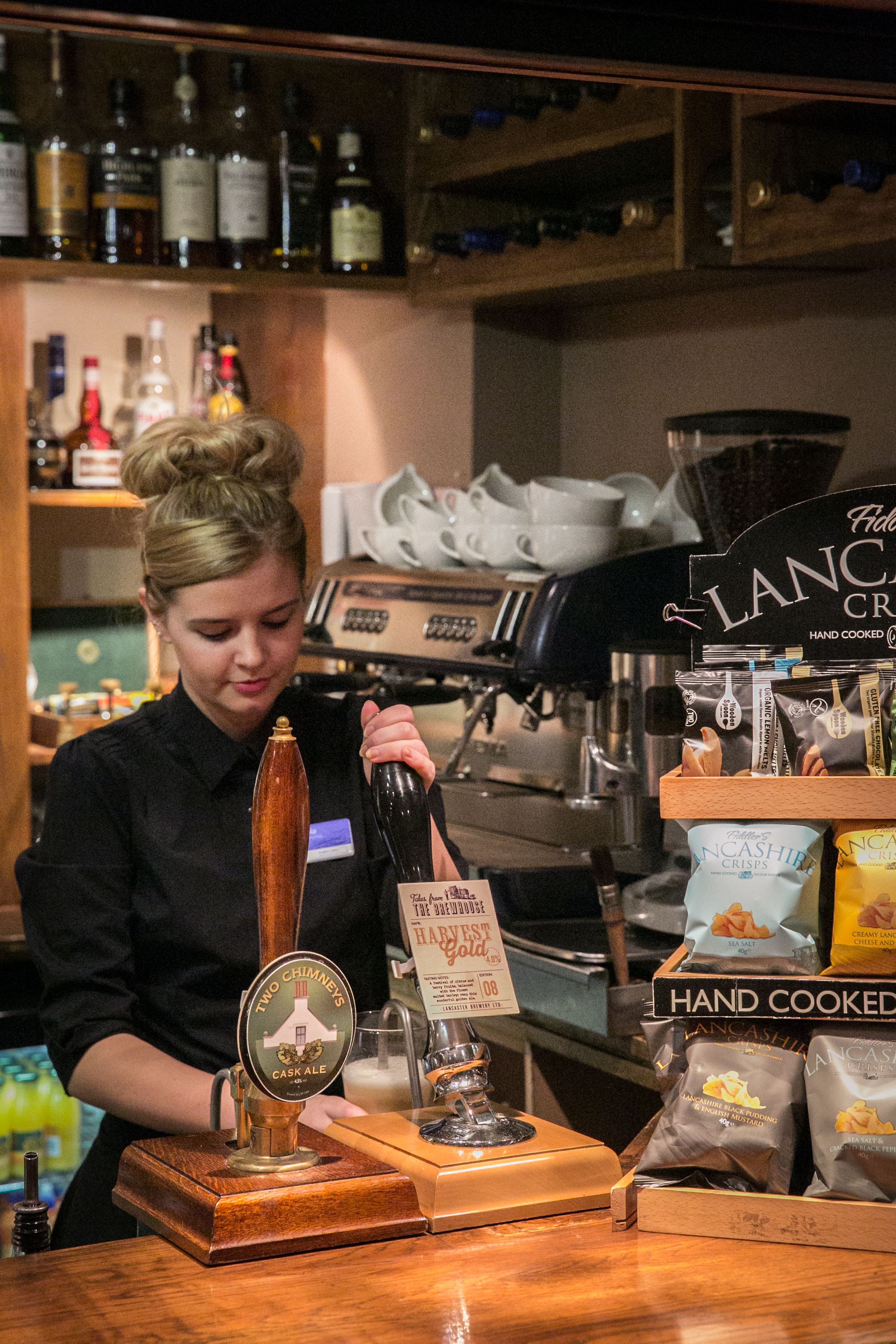 al fresco dining, serves lunch and dinner