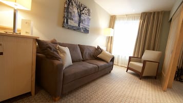 Luksus-studiosuite | Oppholdsrom | En 32-tommers LCD-TV med digitale kanaler samt TV