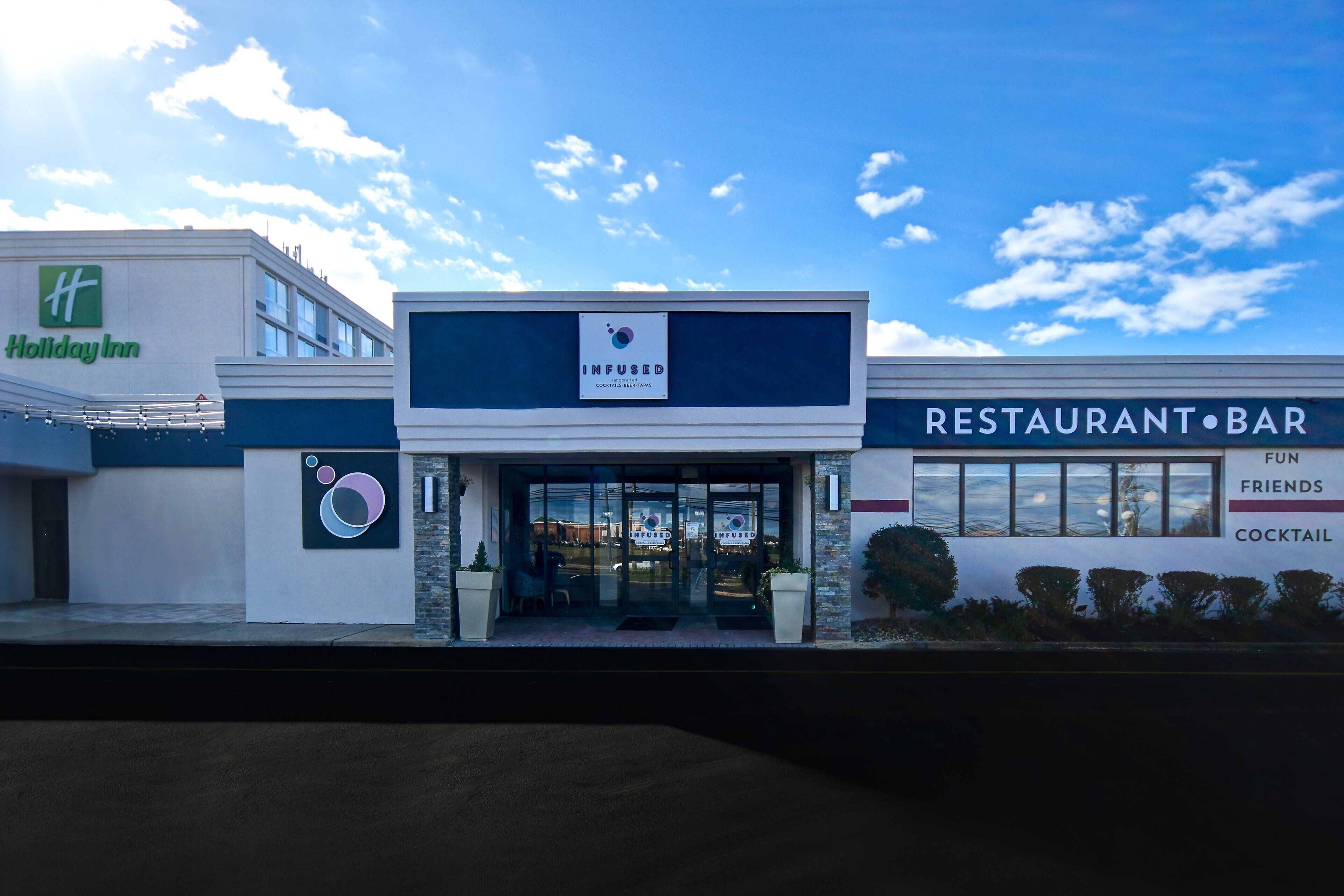 Ett Holiday Inn-hotell och en restaurang/bar som serverar mat och dryck med en speciell smaksättning.