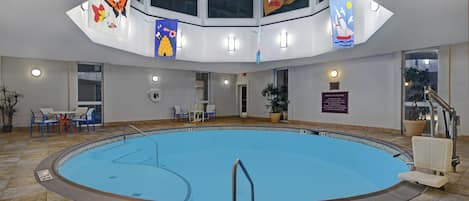 Alberca techada y alberca al aire libre por temporada