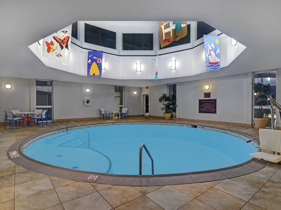 Una piscina cubierta, una piscina al aire libre de temporada
